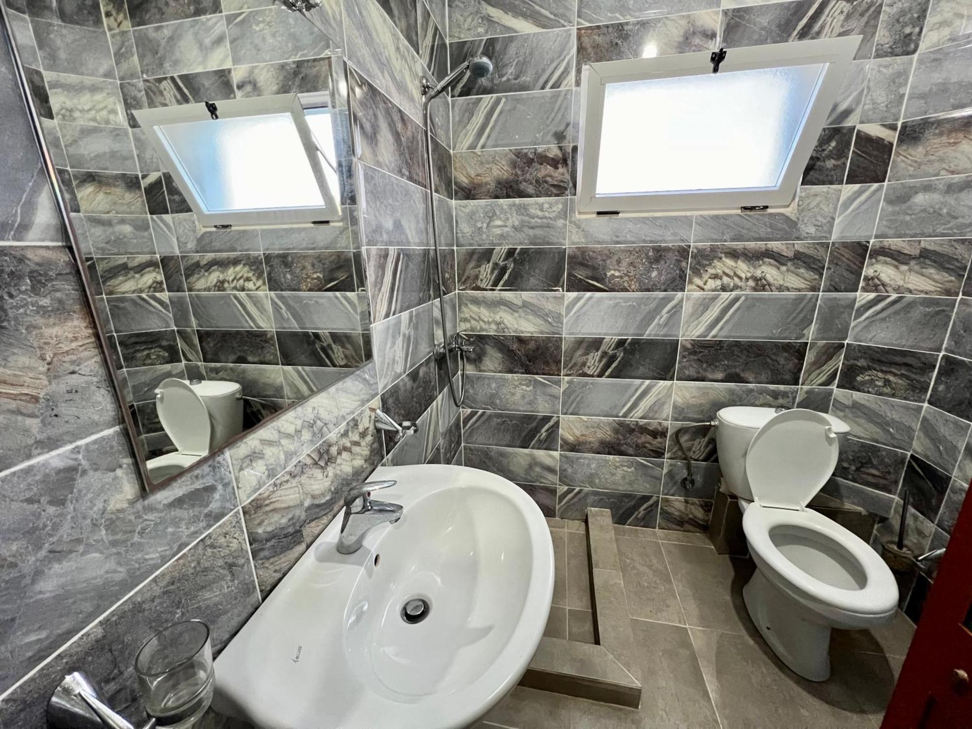Redi'S Seaview Apartments Sarandë Eksteriør billede
